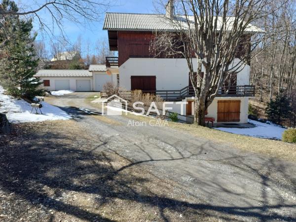 Maison de 270m² sur 2 niveaux avec terrasse, garages sur 4900m² de terrain