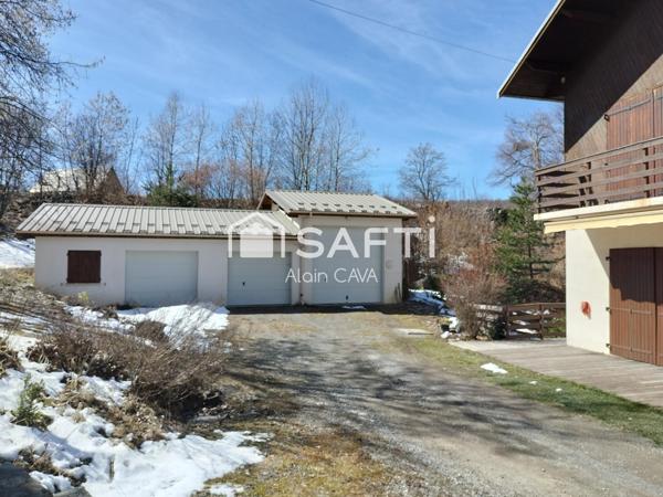 Maison de 270m² sur 2 niveaux avec terrasse, garages sur 4900m² de terrain
