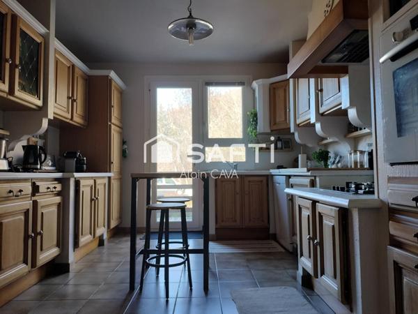 Maison de 270m² sur 2 niveaux avec terrasse, garages sur 4900m² de terrain