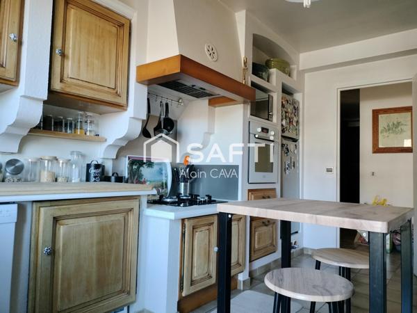 Maison de 270m² sur 2 niveaux avec terrasse, garages sur 4900m² de terrain