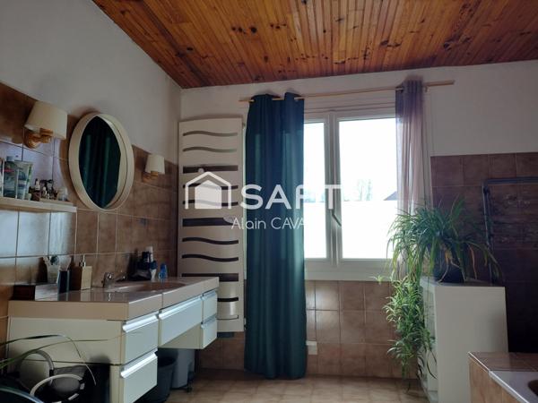 Maison de 270m² sur 2 niveaux avec terrasse, garages sur 4900m² de terrain