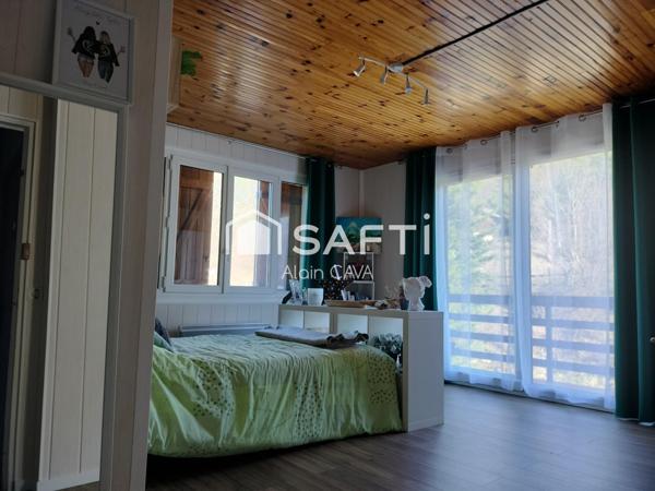 Maison de 270m² sur 2 niveaux avec terrasse, garages sur 4900m² de terrain