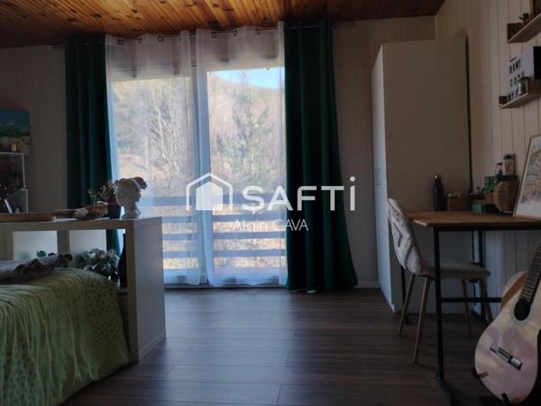 Maison de 270m² sur 2 niveaux avec terrasse, garages sur 4900m² de terrain