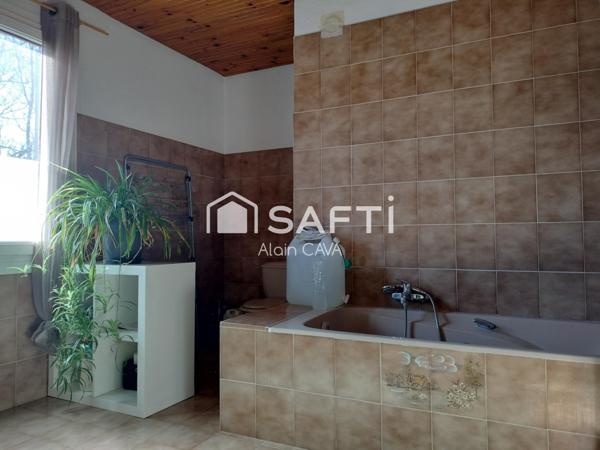 Maison de 270m² sur 2 niveaux avec terrasse, garages sur 4900m² de terrain