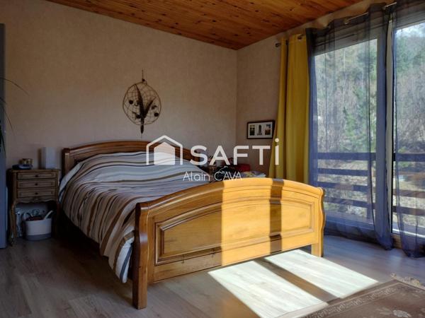 Maison de 270m² sur 2 niveaux avec terrasse, garages sur 4900m² de terrain