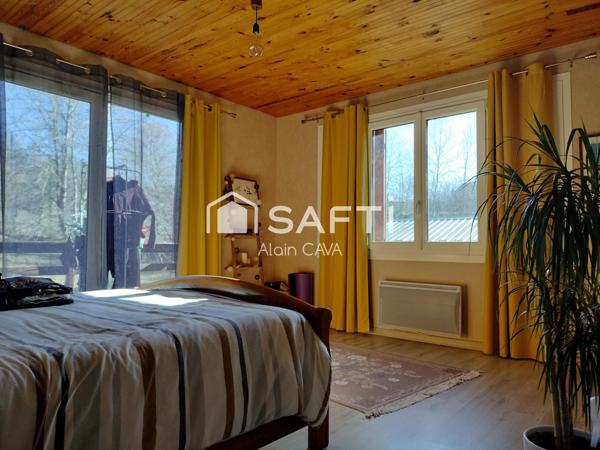 Maison de 270m² sur 2 niveaux avec terrasse, garages sur 4900m² de terrain