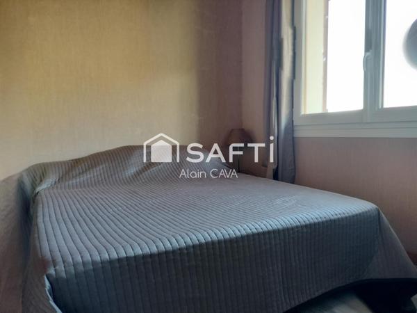 Maison de 270m² sur 2 niveaux avec terrasse, garages sur 4900m² de terrain