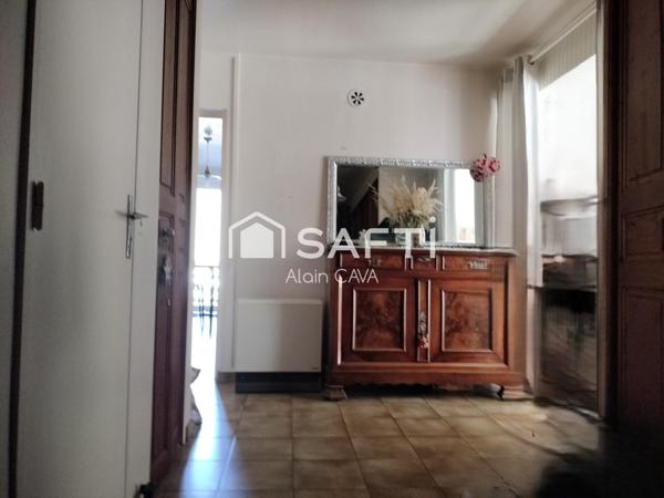 Maison de 270m² sur 2 niveaux avec terrasse, garages sur 4900m² de terrain