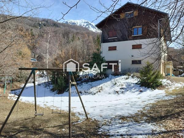 Maison de 270m² sur 2 niveaux avec terrasse, garages sur 4900m² de terrain