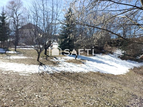 Maison de 270m² sur 2 niveaux avec terrasse, garages sur 4900m² de terrain