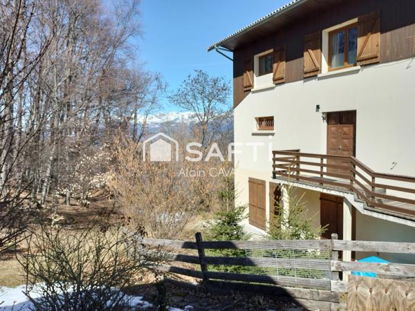 Maison de 270m² sur 2 niveaux avec terrasse, garages sur 4900m² de terrain