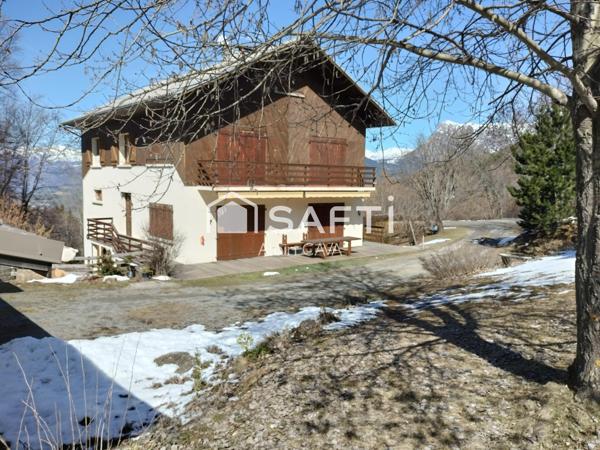 Maison de 270m² sur 2 niveaux avec terrasse, garages sur 4900m² de terrain