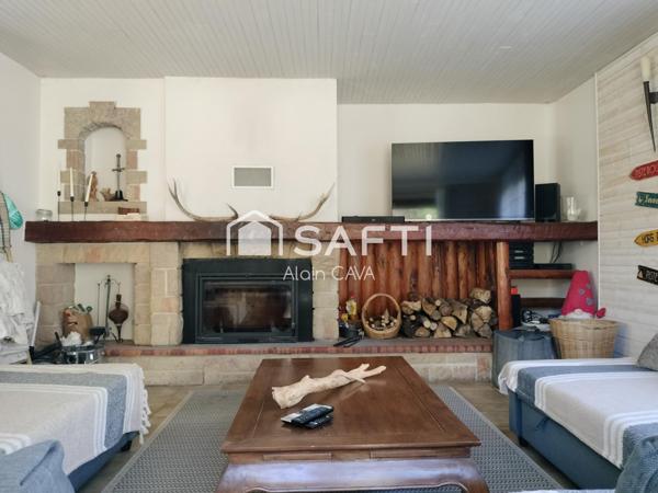 Maison de 270m² sur 2 niveaux avec terrasse, garages sur 4900m² de terrain