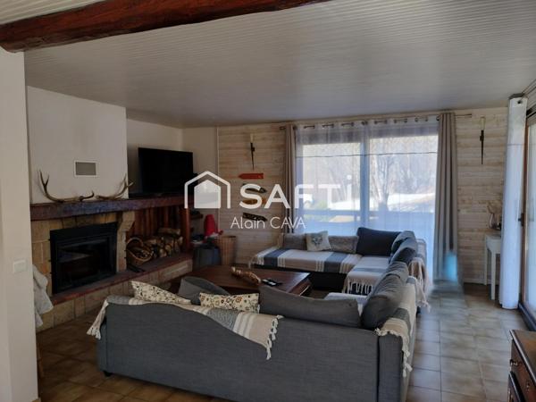 Maison de 270m² sur 2 niveaux avec terrasse, garages sur 4900m² de terrain