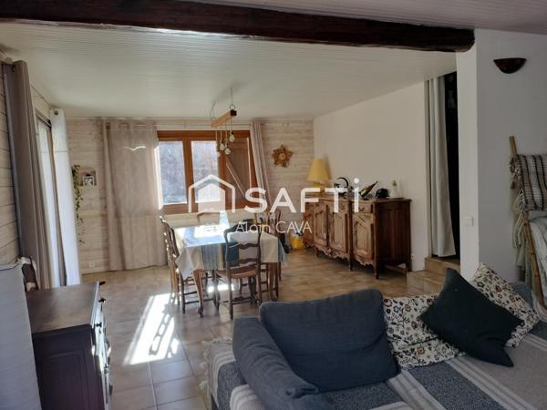 Maison de 270m² sur 2 niveaux avec terrasse, garages sur 4900m² de terrain