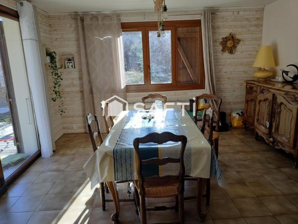 Maison de 270m² sur 2 niveaux avec terrasse, garages sur 4900m² de terrain