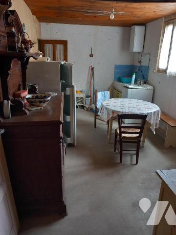 LONGERE DIVISEE EN TROIS LOGEMENTS