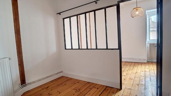 A VENDRE - PAU Hyper-Centre, Appartement loué T2 bis de 72 m² entièrement rénové en dernier étage - Parquet et cachet de l'ancien-rendement brut de 6,69 % et une rentabilité nette de 5,87 %