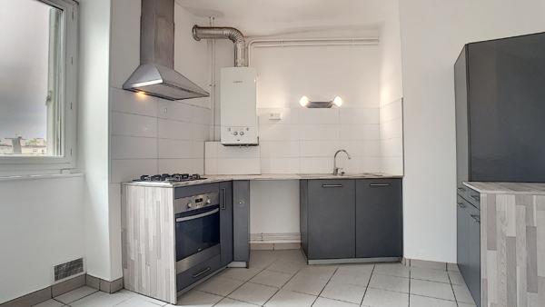A VENDRE - PAU Hyper-Centre, Appartement loué T2 bis de 72 m² entièrement rénové en dernier étage - Parquet et cachet de l'ancien-rendement brut de 6,69 % et une rentabilité nette de 5,87 %