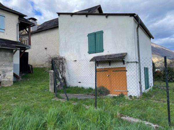 Maison - Vallee d'aspe - Réf.:205128 VALLEE D'ASPE - MAISON DE VILLAGE EN TRES BON ETAT STRUCTUREL AVEC JARDINET ET VUE SUR MONTAGNES -