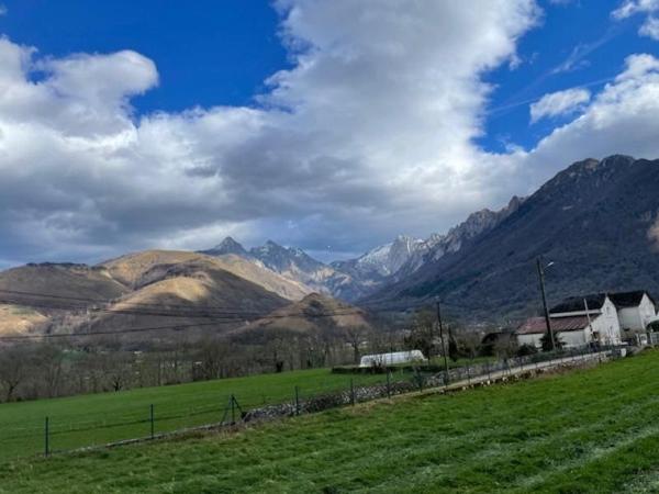 Maison - Vallee d'aspe - Réf.:205128 VALLEE D'ASPE - MAISON DE VILLAGE EN TRES BON ETAT STRUCTUREL AVEC JARDINET ET VUE SUR MONTAGNES -