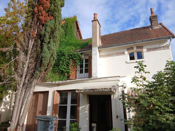 Le Creusot  Maison 135 m2 +appartement de 77 m2 à rénover +terrain
