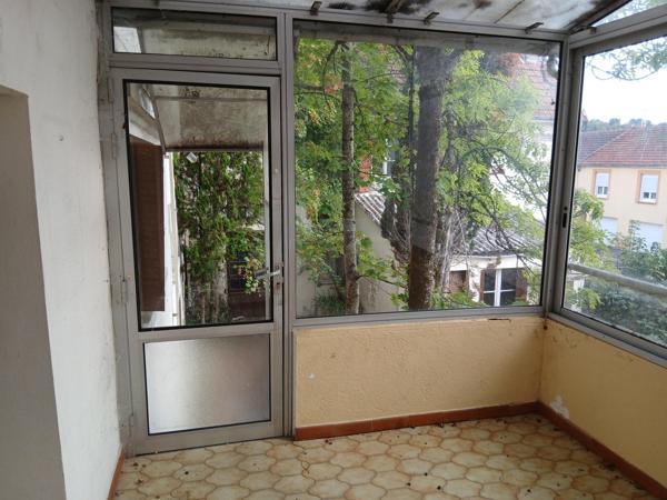 Le Creusot  Maison 135 m2 +appartement de 77 m2 à rénover +terrain