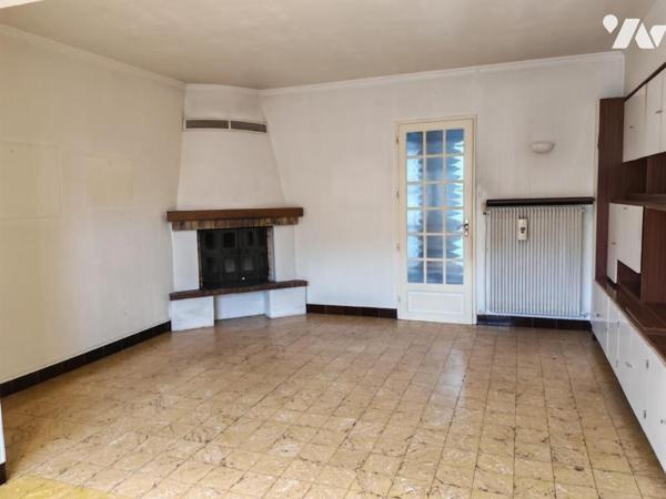 Maison des années 1950 semi individuelle 3 chambres, bureau, jardin, garage