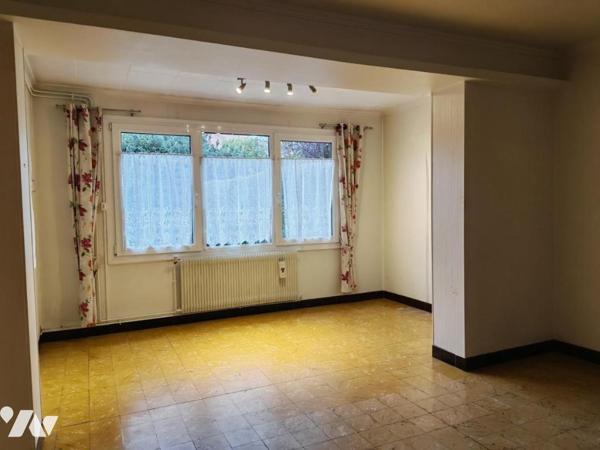 Maison des années 1950 semi individuelle 3 chambres, bureau, jardin, garage