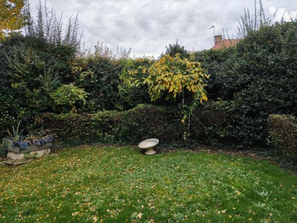 Maison des années 1950 semi individuelle 3 chambres, bureau, jardin, garage