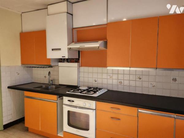 Maison des années 1950 semi individuelle 3 chambres, bureau, jardin, garage