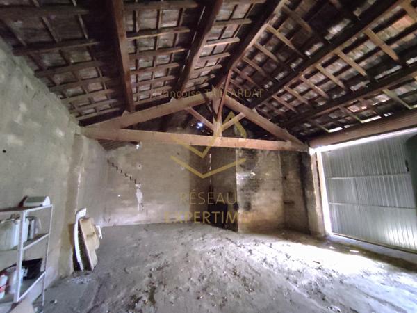 MAS EN CAMPAGNE INDIVIDUEL A RENOVER AVEC HANGAR SUR 8 440M2