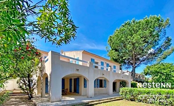 Superbe villa provençale d'environ 200 m² au sud de Cogolin sur un terrain piscinable et arboré