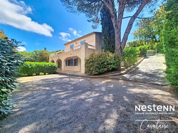Superbe villa provençale d'environ 200 m² au sud de Cogolin sur un terrain piscinable et arboré