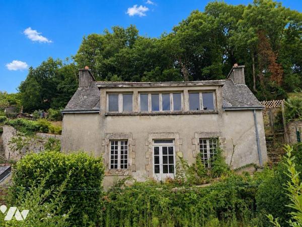 Propriété bâtie comprenant :
-Une maison d'habitation construite en pierres, couverte en ardoi...