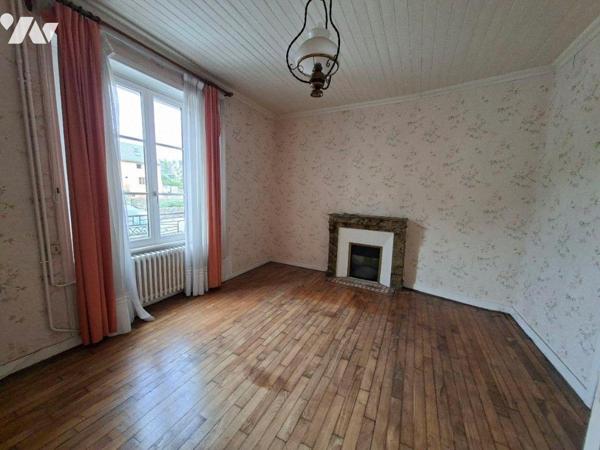 Propriété bâtie comprenant :
-Une maison d'habitation construite en pierres, couverte en ardoi...