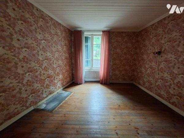 Propriété bâtie comprenant :
-Une maison d'habitation construite en pierres, couverte en ardoi...