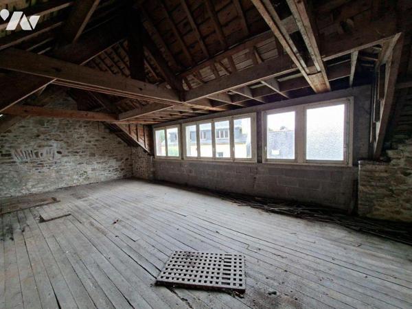 Propriété bâtie comprenant :
-Une maison d'habitation construite en pierres, couverte en ardoi...