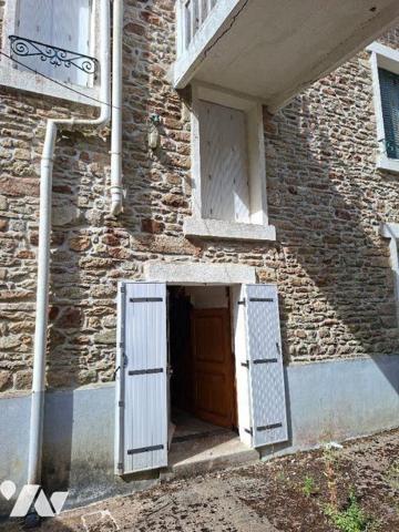 Propriété bâtie comprenant :
-Une maison d'habitation construite en pierres, couverte en ardoi...