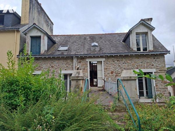 Propriété bâtie comprenant :
-Une maison d'habitation construite en pierres, couverte en ardoi...
