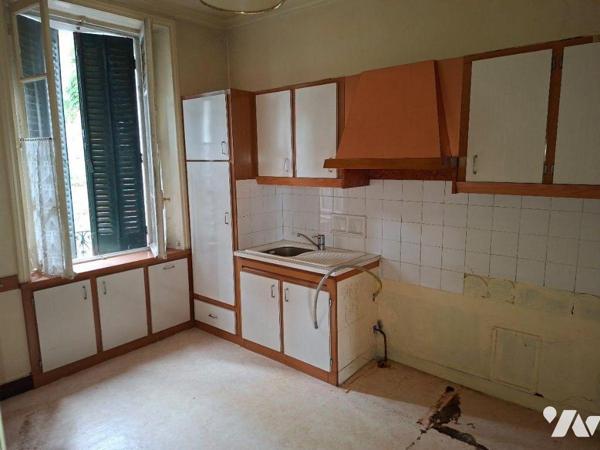 Propriété bâtie comprenant :
-Une maison d'habitation construite en pierres, couverte en ardoi...
