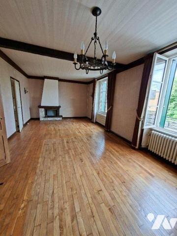 Propriété bâtie comprenant :
-Une maison d'habitation construite en pierres, couverte en ardoi...