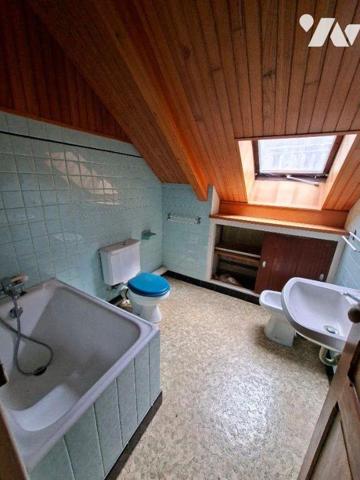 Propriété bâtie comprenant :
-Une maison d'habitation construite en pierres, couverte en ardoi...