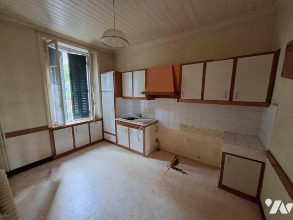 Propriété bâtie comprenant :
-Une maison d'habitation construite en pierres, couverte en ardoi...