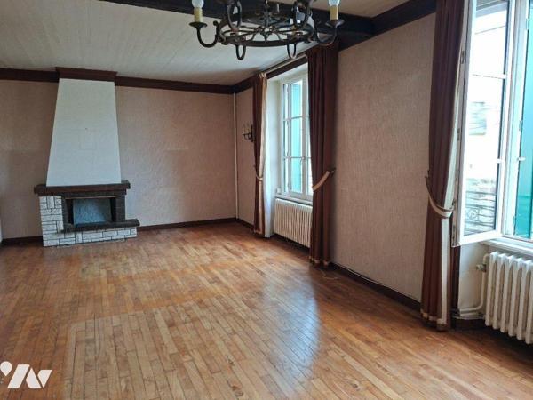 Propriété bâtie comprenant :
-Une maison d'habitation construite en pierres, couverte en ardoi...