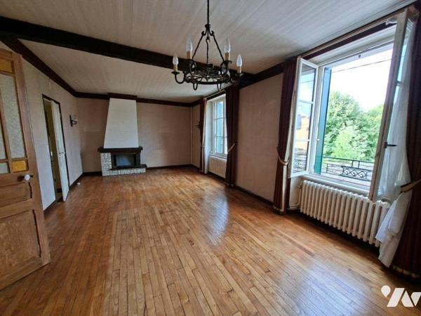 Propriété bâtie comprenant :
-Une maison d'habitation construite en pierres, couverte en ardoi...