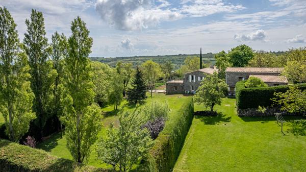 Propriété de caractère en pierre avec gîtes,  piscine - écrin de nature en Ardèche.