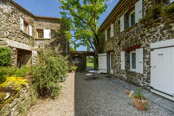 Propriété de caractère en pierre avec gîtes,  piscine - écrin de nature en Ardèche.
