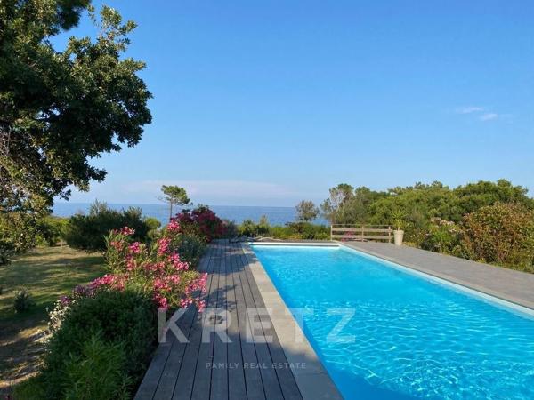 Propriété d’architecte avec plage privée