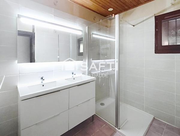 Environnement calme, à proximité des écoles, commerces et commodités